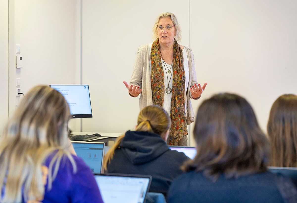 Sandra Klaverveld voor de klas